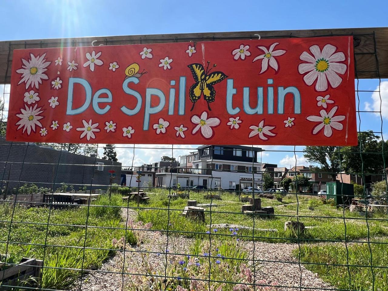 Spiltuin bord met tuin.jpg